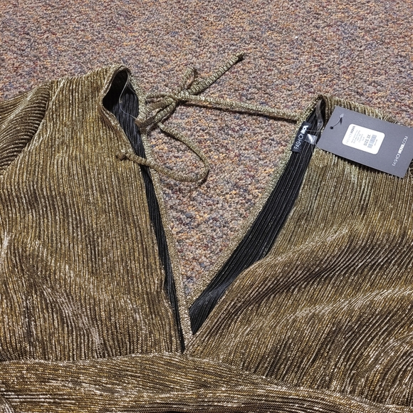 NWT Fashion Nova Size 2X Gold Top Plunging Neckline - Picture 4 of 7